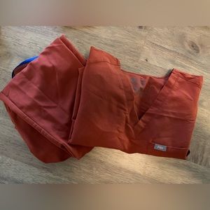 FIGS set Auburn Yola scrub pant and Catarina scrub top